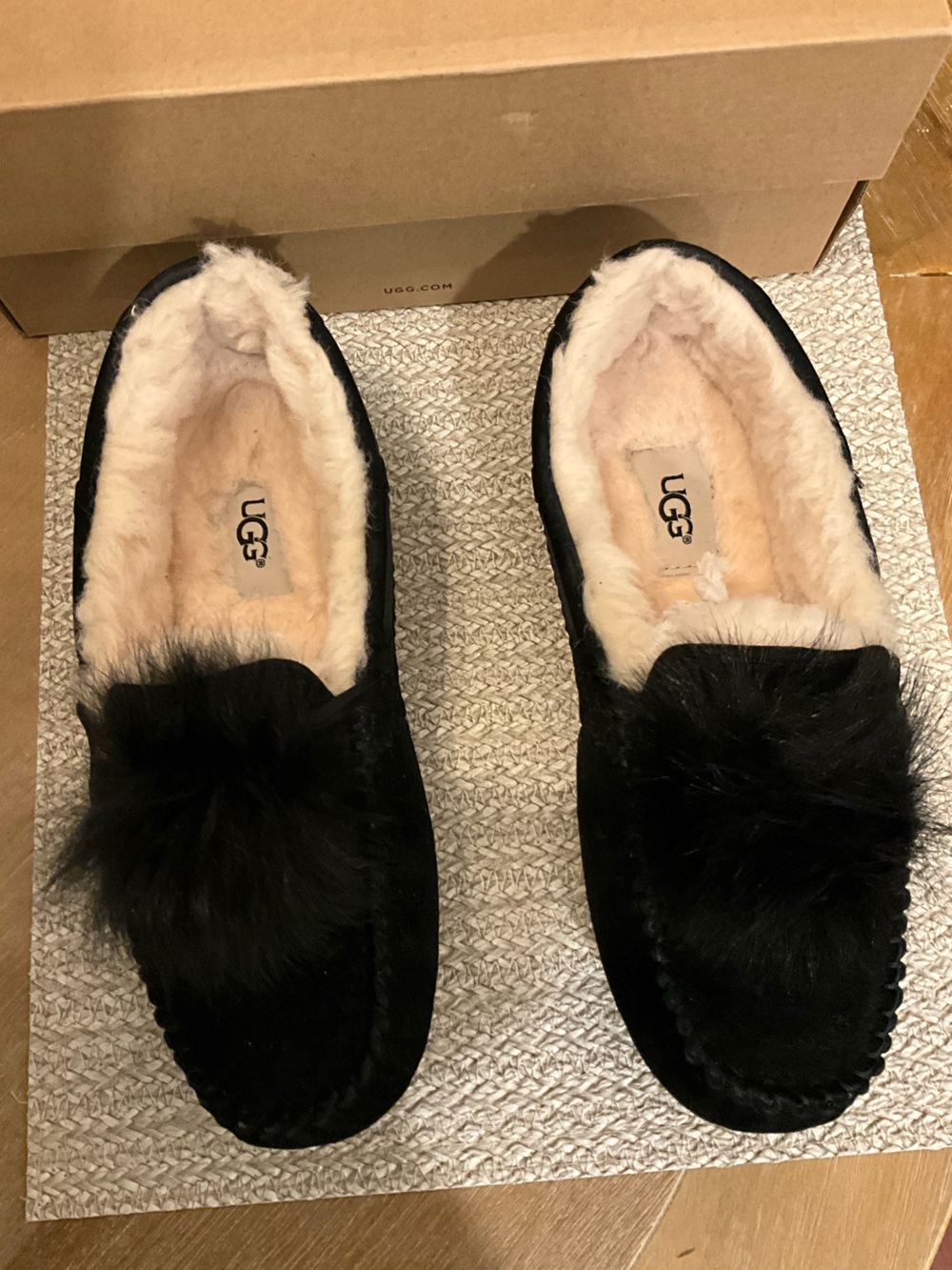 UGG Dakota Moccasin Pom Pom Slippers Size 7
